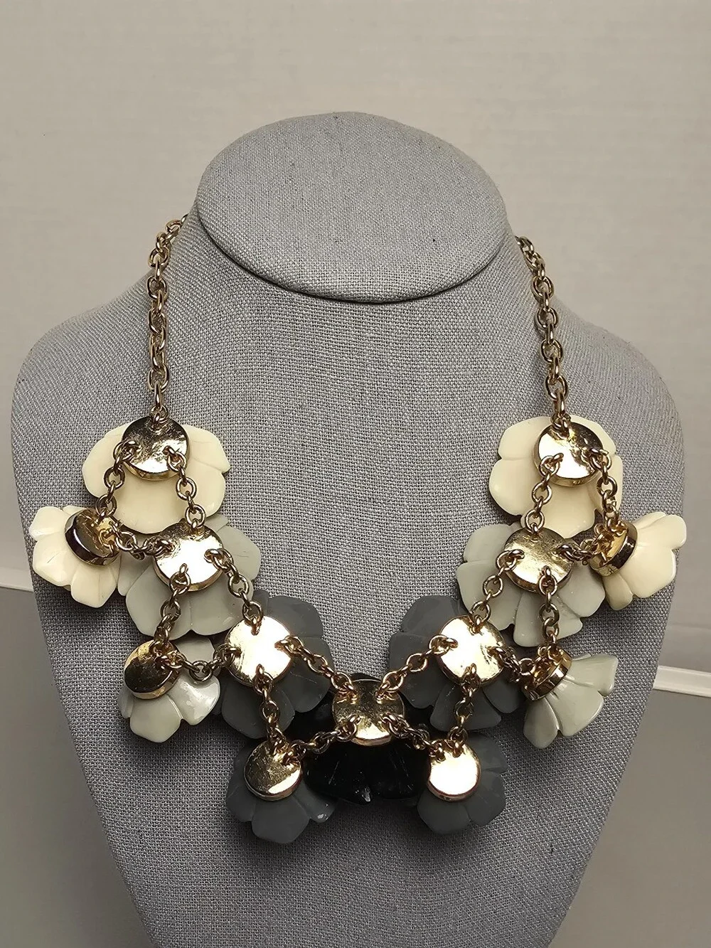 [BaubleBar] Ombré Cunky Resin Rose bib Statement Necklace